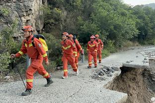 被爆破！里夫斯6犯离场 全场8中7拿到19分4板